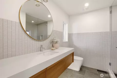 Bath - 226 High Dr, Spokane, WA 99203 photo 5 of 6