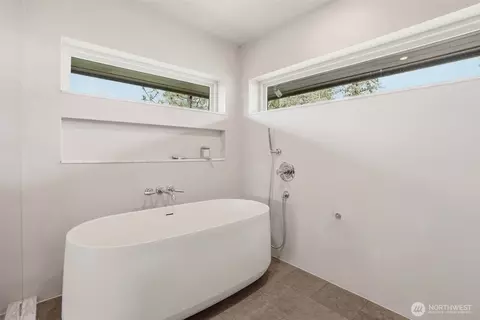 Bath - 226 High Dr, Spokane, WA 99203 photo 4 of 6