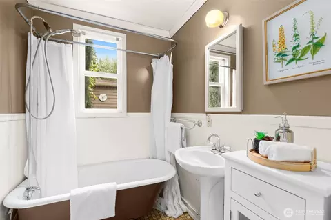 Bath - 119 N 83rd St, Seattle, WA 98103 photo 1 of 2