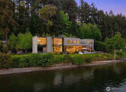 10555 NE Seaborn Rd, Bainbridge Island, WA 98110
