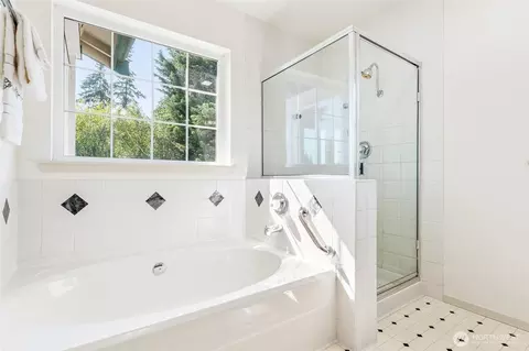 Bath - 911 Brookmere St, Edmonds, WA 98020 photo 2 of 3
