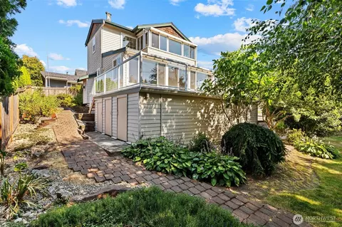 Exterior - 911 Brookmere St, Edmonds, WA 98020 photo 7 of 10