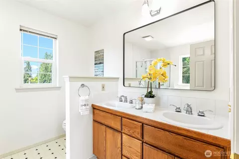 Bath - 911 Brookmere St, Edmonds, WA 98020 photo 1 of 3