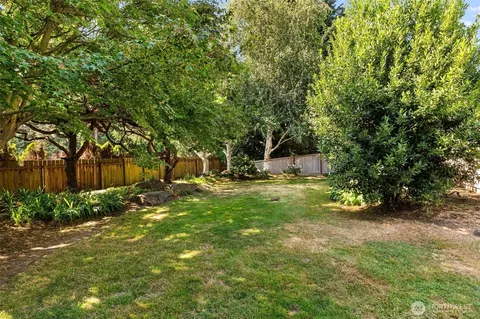 Exterior - 911 Brookmere St, Edmonds, WA 98020 photo 9 of 10