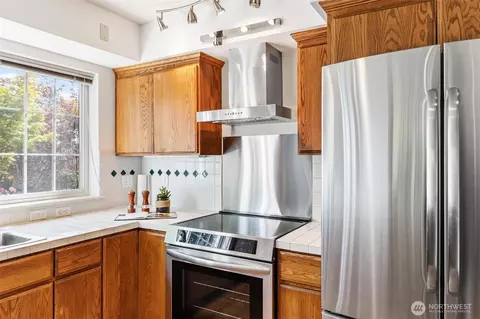 Kitchen - 911 Brookmere St, Edmonds, WA 98020 photo 3 of 4