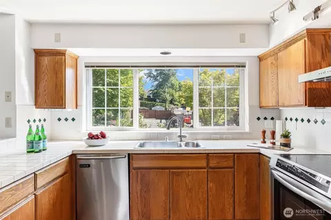 Kitchen - 911 Brookmere St, Edmonds, WA 98020 photo 2 of 4