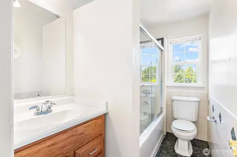 Bath - 911 Brookmere St, Edmonds, WA 98020 photo 3 of 3