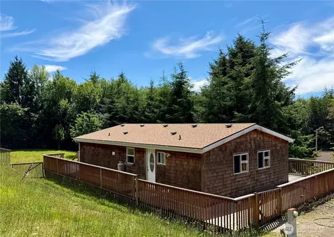 28 N Jacobson Rd, Cathlamet, WA 98612