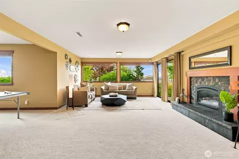 Living - 5017 33rd Ave W, Everett, WA 98203 photo 3 of 5