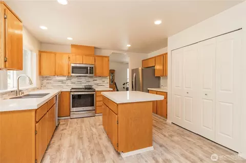 Kitchen - 19405 88th Ave E, Spanaway, WA 98387 photo 3 of 4