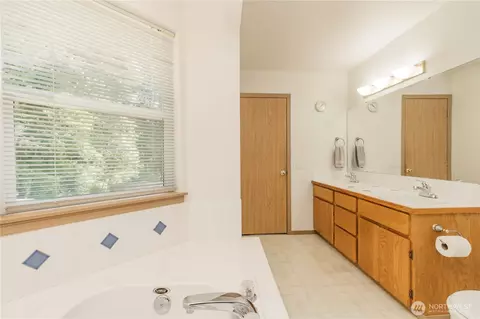 Bath - 19405 88th Ave E, Spanaway, WA 98387 photo 5 of 6