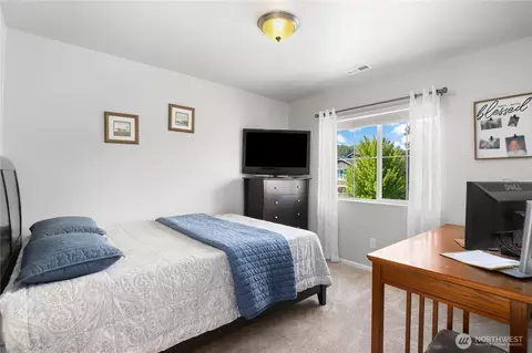 Bedroom - 1010 Van Ogle Ln NW, Orting, WA 98360 photo 5 of 6