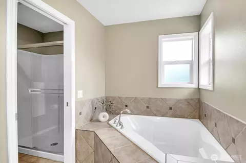 Bath - 2924 101st Pl SE, Everett, WA 98208 photo 3 of 4
