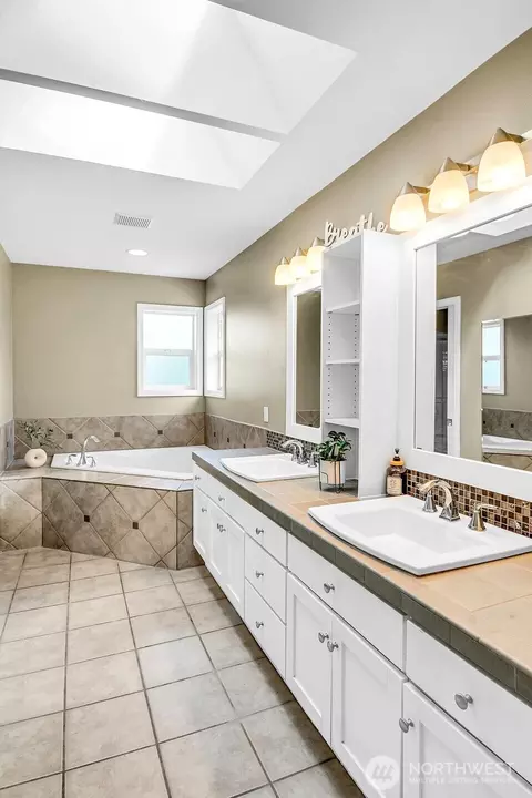 Bath - 2924 101st Pl SE, Everett, WA 98208 photo 2 of 4