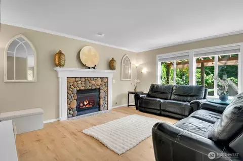 Living - 2924 101st Pl SE, Everett, WA 98208 photo 4 of 5