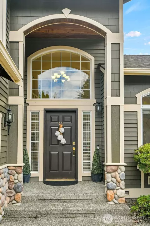 Entry Way - 2924 101st Pl SE, Everett, WA 98208 photo 1 of 2