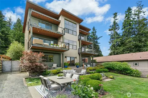 1447 Elm Pl, Freeland, WA 98249