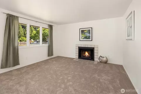 Living - 10816 10th Dr SE, Everett, WA 98208 photo 2 of 5