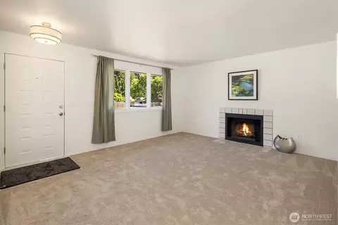 Living - 10816 10th Dr SE, Everett, WA 98208 photo 4 of 5