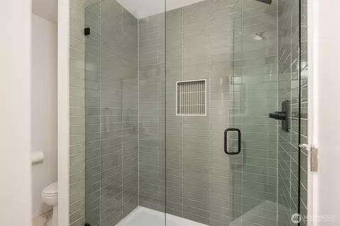 Bath - 10816 10th Dr SE, Everett, WA 98208 photo 1 of 2