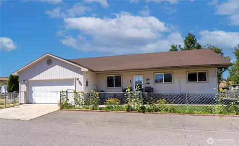 702 Shady Ln, Omak, WA 98841