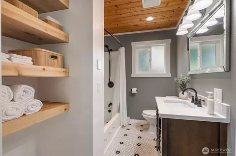 Bath - 21 Maple Leaf St, Raymond, WA 98577 photo 1 of 1