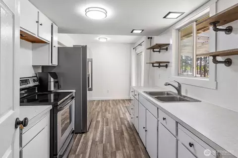 Kitchen - 21 Maple Leaf St, Raymond, WA 98577 photo 2 of 2