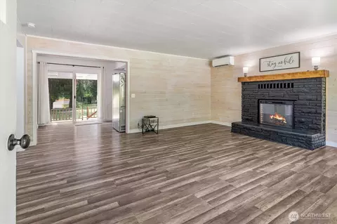 Living - 21 Maple Leaf St, Raymond, WA 98577 photo 2 of 4