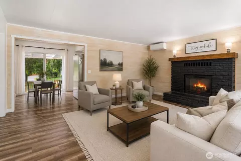 Living - 21 Maple Leaf St, Raymond, WA 98577 photo 1 of 4