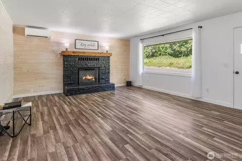 Living - 21 Maple Leaf St, Raymond, WA 98577 photo 4 of 4