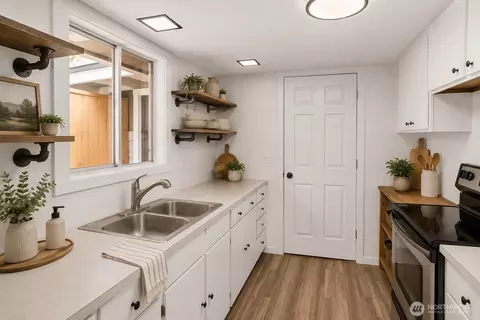 Kitchen - 21 Maple Leaf St, Raymond, WA 98577 photo 1 of 2