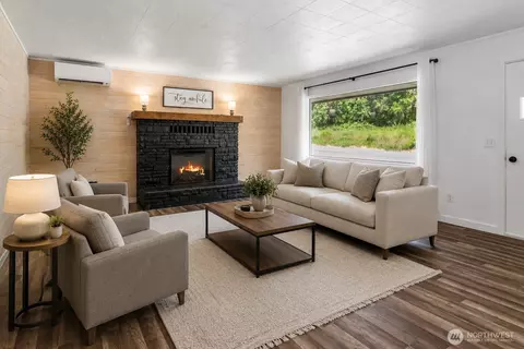 Living - 21 Maple Leaf St, Raymond, WA 98577 photo 3 of 4