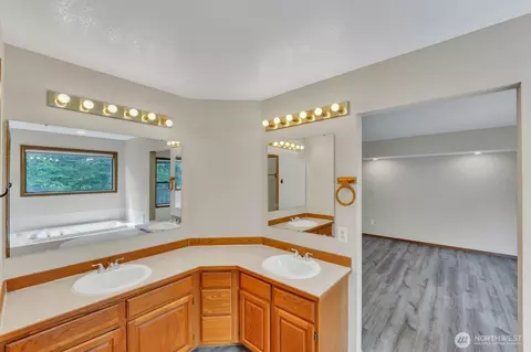 Bath - 205 Spring Pl, Enumclaw, WA 98022 photo 5 of 8