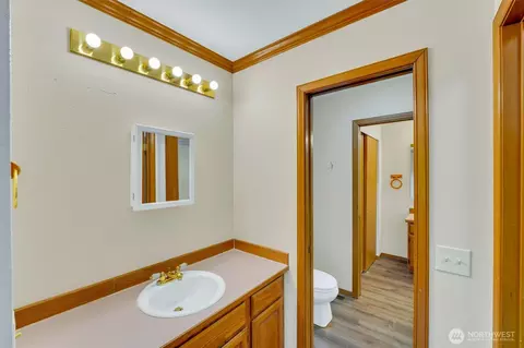 Bath - 205 Spring Pl, Enumclaw, WA 98022 photo 3 of 8