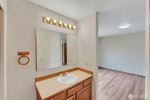 Bath - 205 Spring Pl, Enumclaw, WA 98022 photo 8 of 8