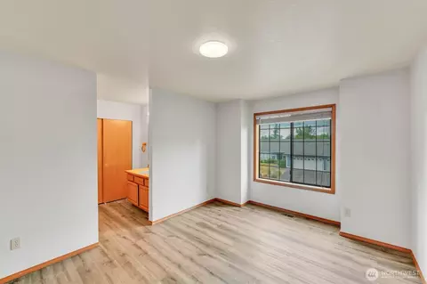 Bedroom - 205 Spring Pl, Enumclaw, WA 98022 photo 4 of 8