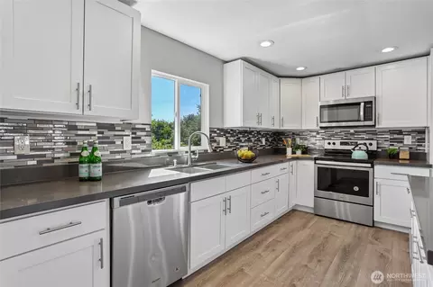 Kitchen - 22719 1st Pl W, Bothell, WA 98021 photo 4 of 5