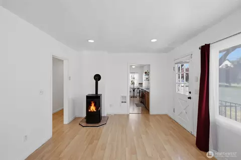 Living - 1812 23rd St, Everett, WA 98201 photo 5 of 8