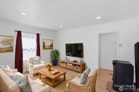 Living - 1812 23rd St, Everett, WA 98201 photo 1 of 8