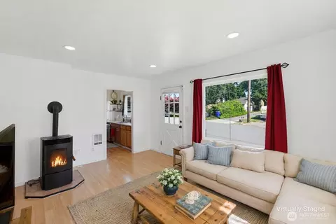 Living - 1812 23rd St, Everett, WA 98201 photo 2 of 8