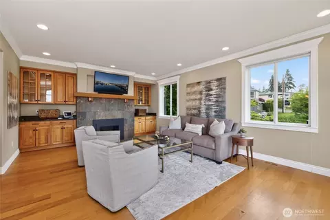 Living - 816 Walnut St, Edmonds, WA 98020 photo 4 of 6