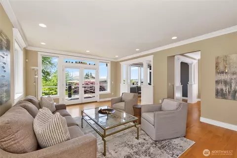 Living - 816 Walnut St, Edmonds, WA 98020 photo 2 of 6