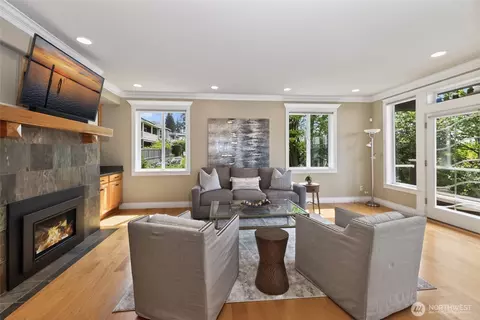 Living - 816 Walnut St, Edmonds, WA 98020 photo 1 of 6