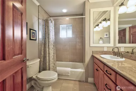 Bath - 816 Walnut St, Edmonds, WA 98020 photo 3 of 3