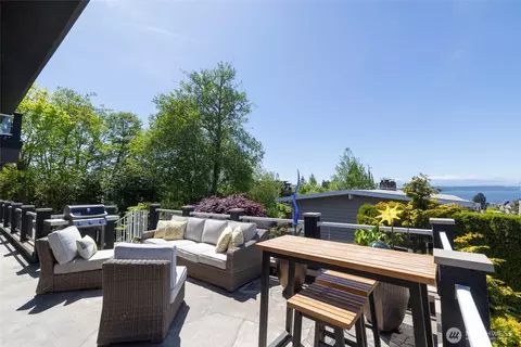 Exterior - 816 Walnut St, Edmonds, WA 98020 photo 2 of 5