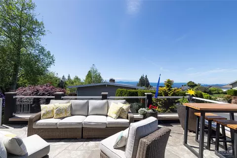 Exterior - 816 Walnut St, Edmonds, WA 98020 photo 3 of 5