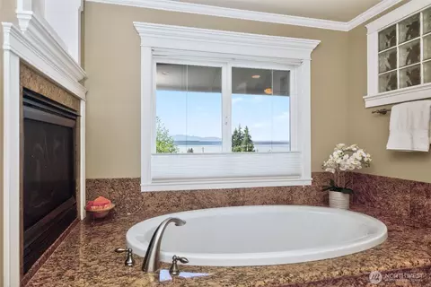 Bath - 816 Walnut St, Edmonds, WA 98020 photo 2 of 3