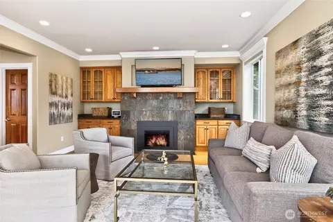 Living - 816 Walnut St, Edmonds, WA 98020 photo 3 of 6
