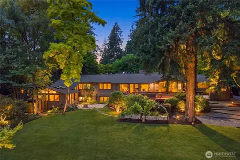 10527 SE 27th St, Beaux Arts Village, WA 98004