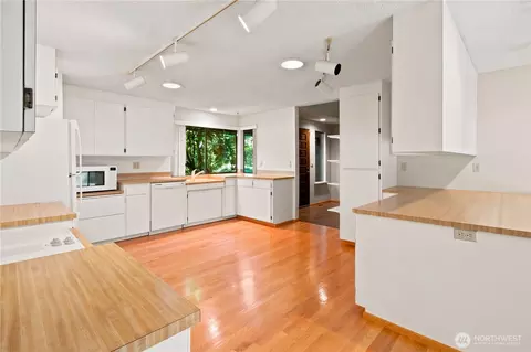 Kitchen - 39045 258th Ave SE, Enumclaw, WA 98022 photo 1 of 2